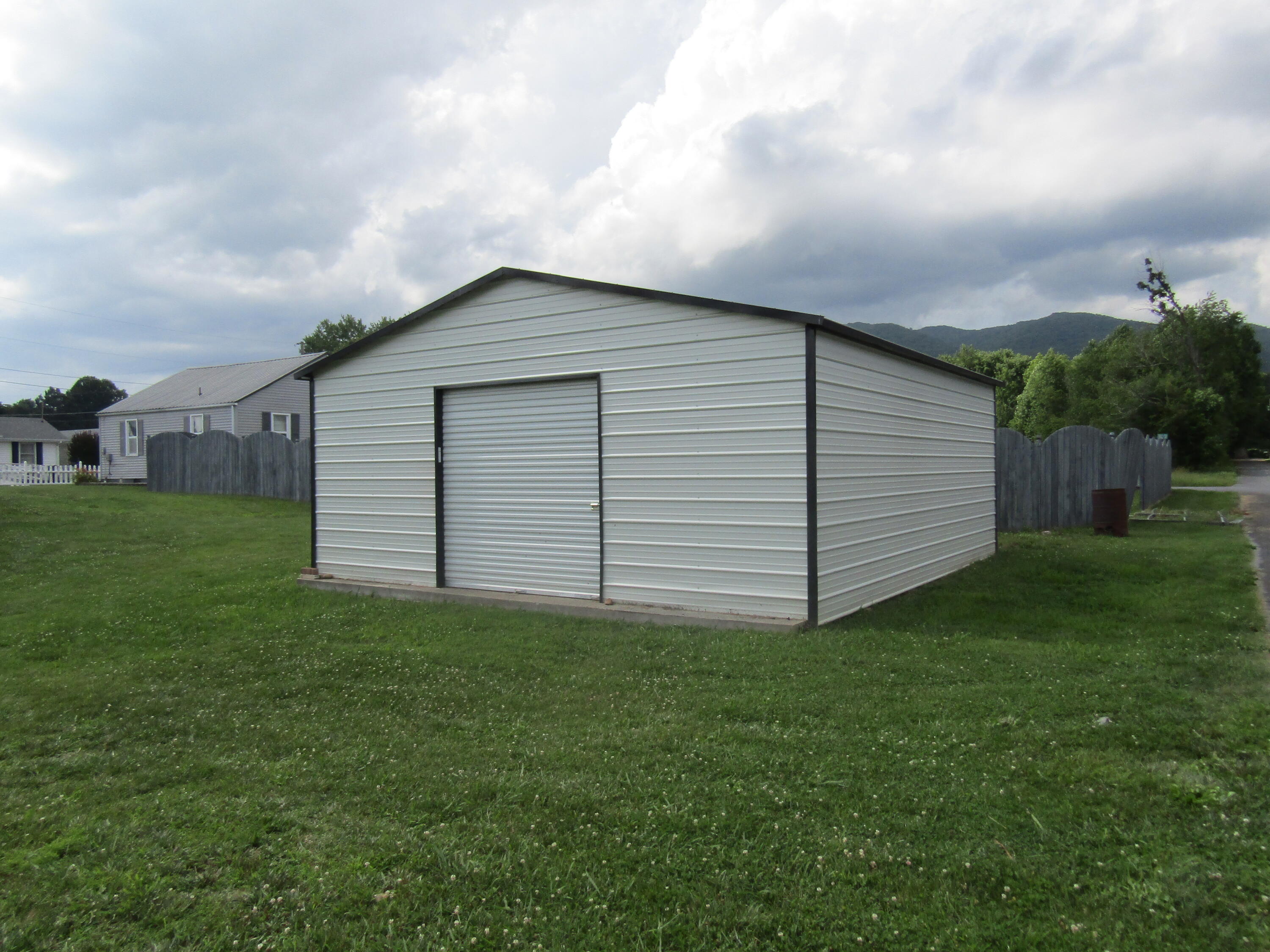 124 Rufus Taylor Road Elizabethton, TN 37643 - Photo 3 of 22 IMG_2951
