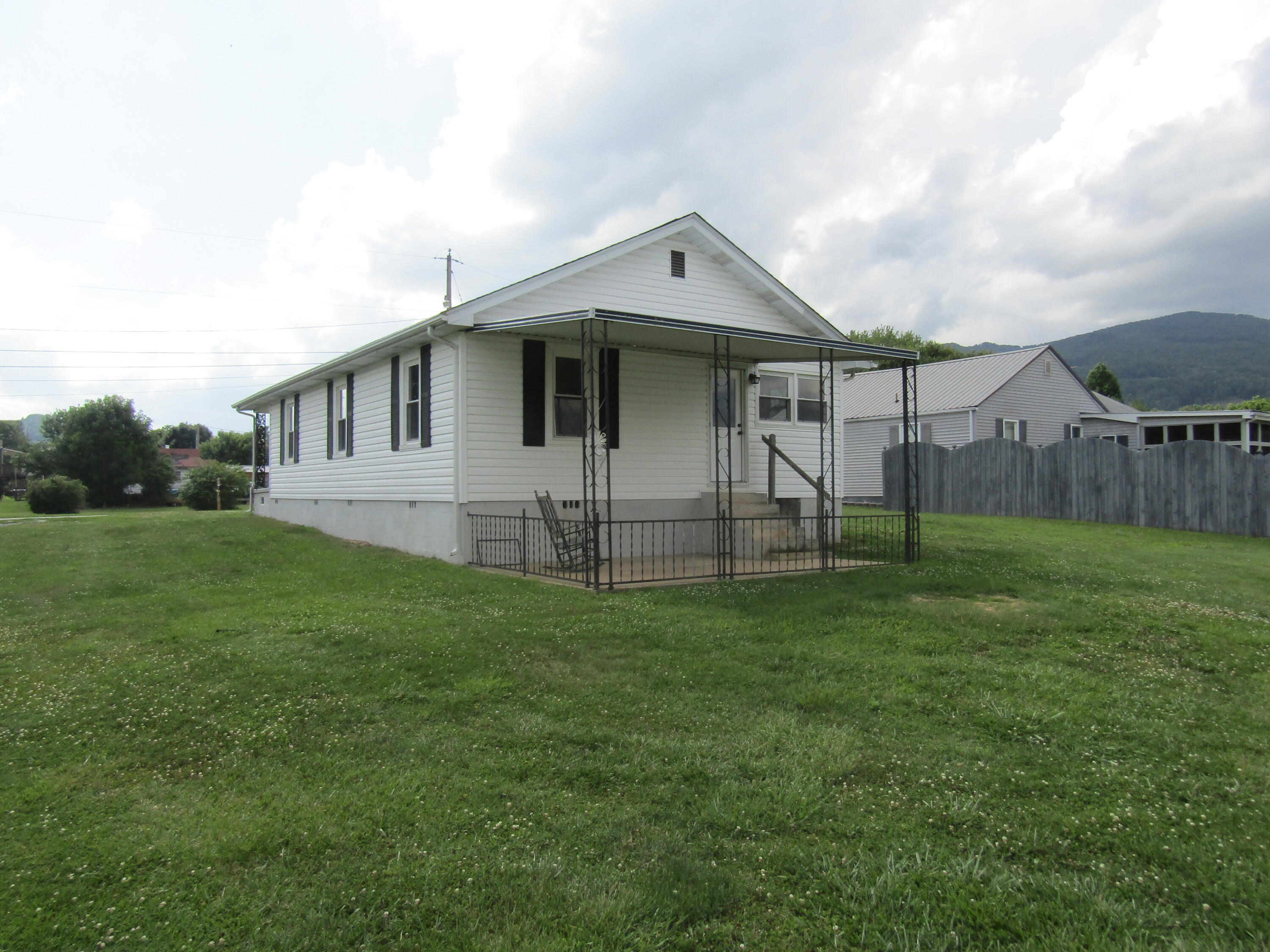 124 Rufus Taylor Road Elizabethton, TN 37643 - Photo 4 of 22 IMG_2954