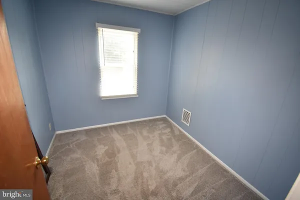 a view of empty room with window