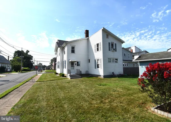 a view of a house with backyard and garden