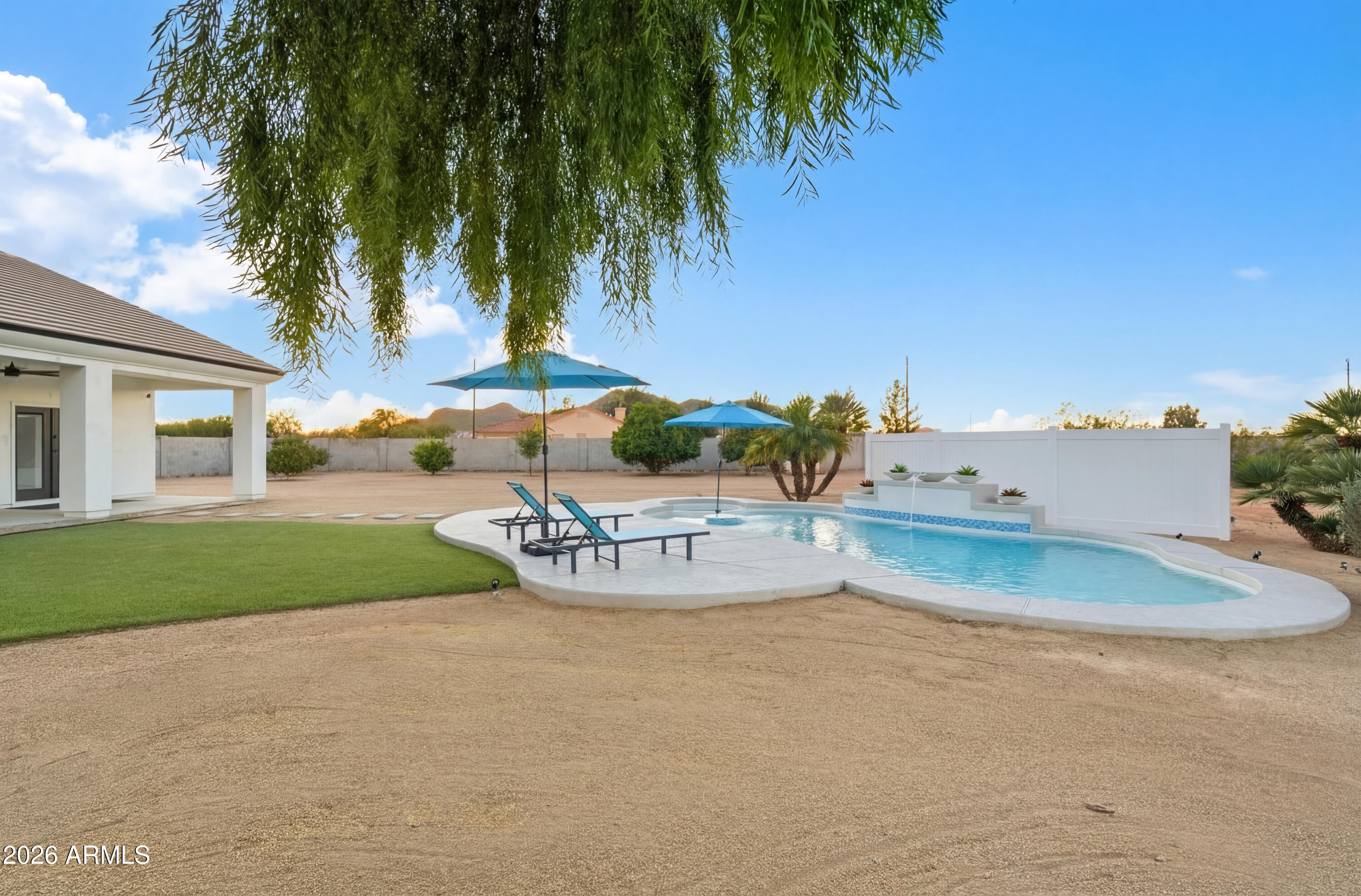 608 West Restin Road Phoenix, AZ 85086 - Photo 44 of 53 Lounge Shade