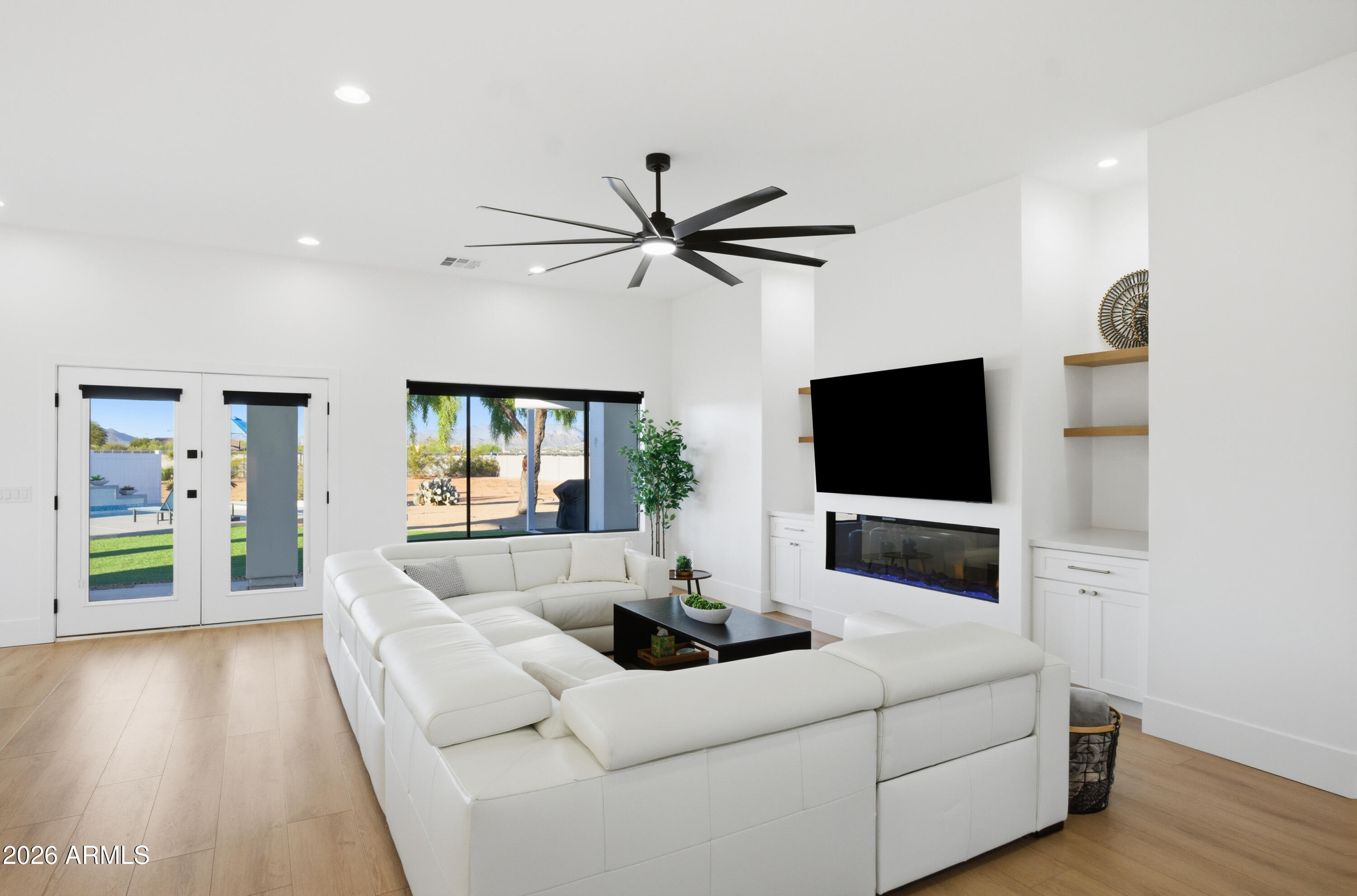 608 West Restin Road Phoenix, AZ 85086 - Photo 8 of 53 Living Room