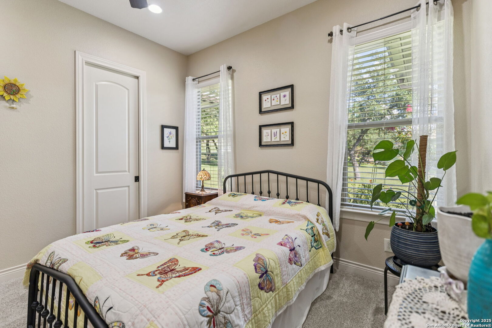 199 Shepherds Crook Helotes, TX 78023 - Photo 47 of 108 a bedroom with a bed and a window