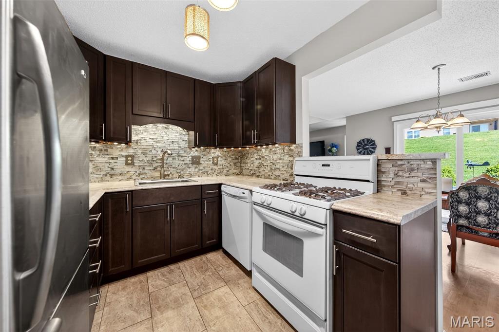 1306 Tahoe Valley Court Ballwin, MO 63021 - Photo 9 of 25