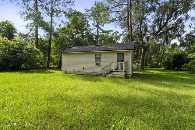 a view of a house with backyard and garden
