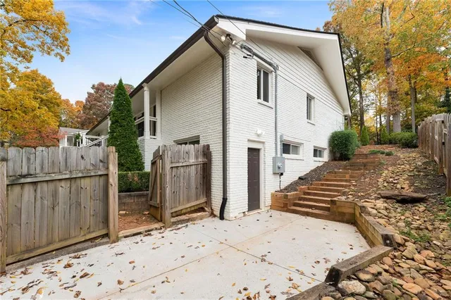 a view of entryway with wooden fence