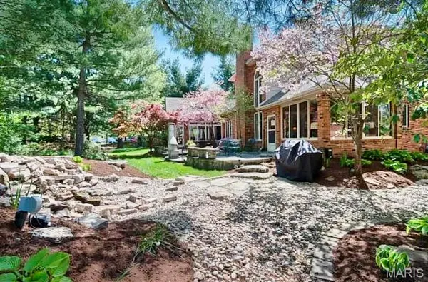 $399,999 | 2 Pine Hollow Court, Edwardsville, IL 62025