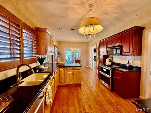 $399,999 | 2 Pine Hollow Court, Edwardsville, IL 62025