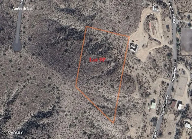 a view of entryway with a dry yard