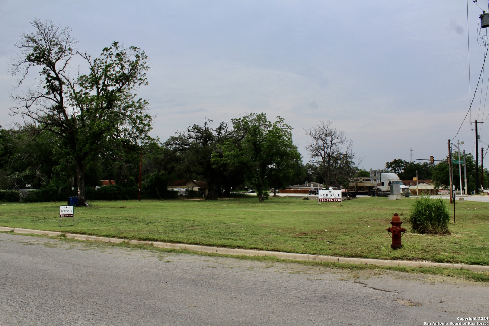 707 Commerce Street Pleasanton, TX 78064 - Photo 12 of 13 a view of a park