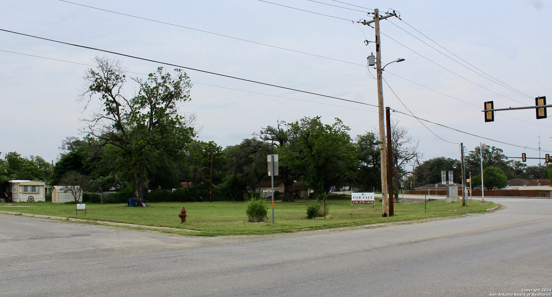 707 Commerce Street Pleasanton, TX 78064 - Photo 7 of 13 a view of a basketball court