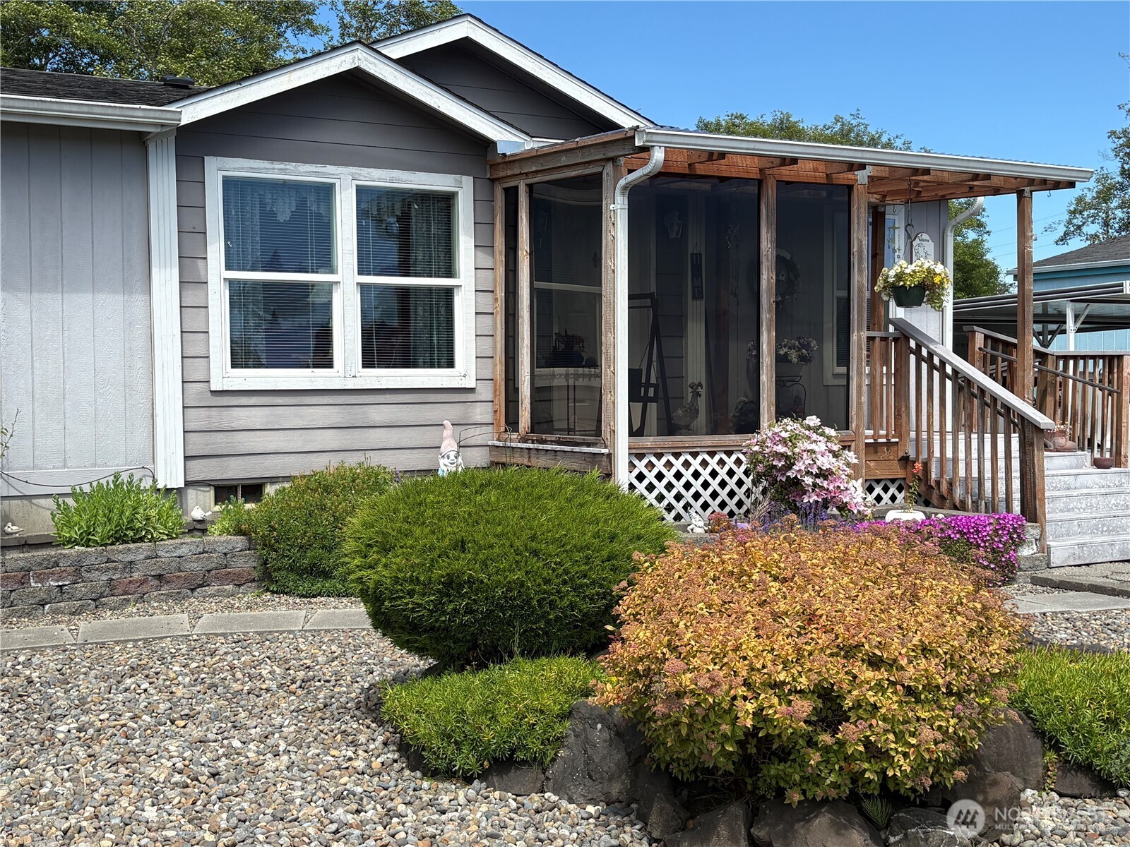 51 Meander Way Aberdeen, WA 98520 - Photo 2 of 22 a front view of a house with garden