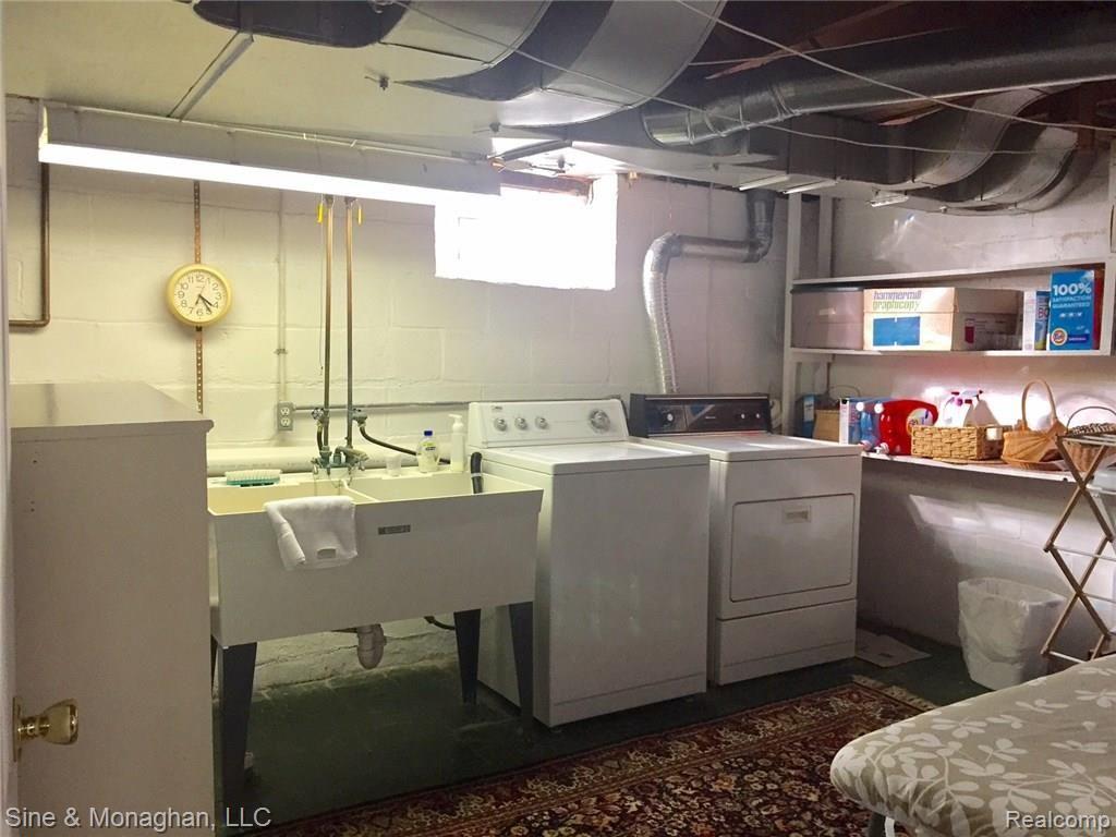 1761 Roslyn Road Grosse Pointe, MI 48236 - Photo 17 of 21 1761 Roslyn laundry USE.JPG