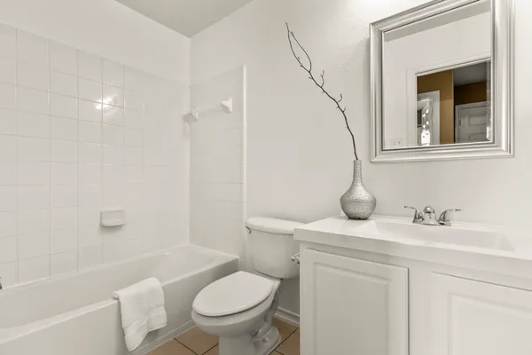 a view of a livingroom with a ceiling fan