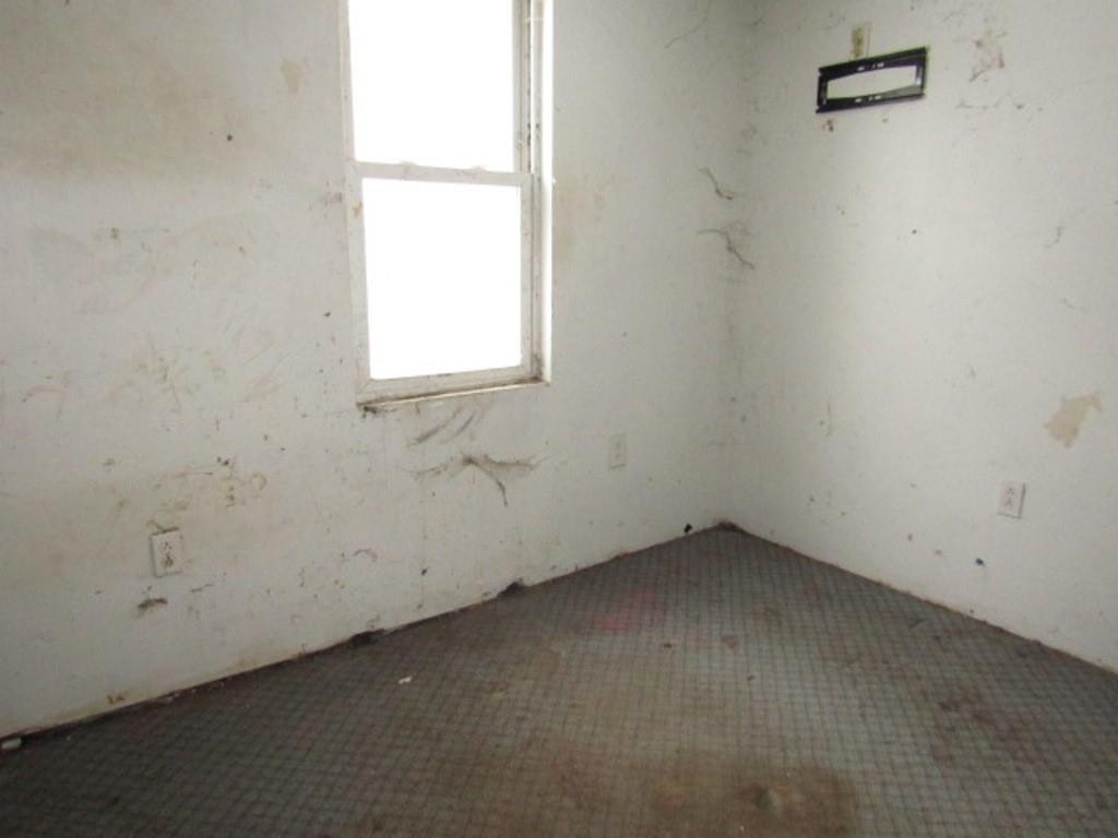 6000 Station Hill Road Gibsonia, PA 15044 - Photo 16 of 18 an empty room with a window