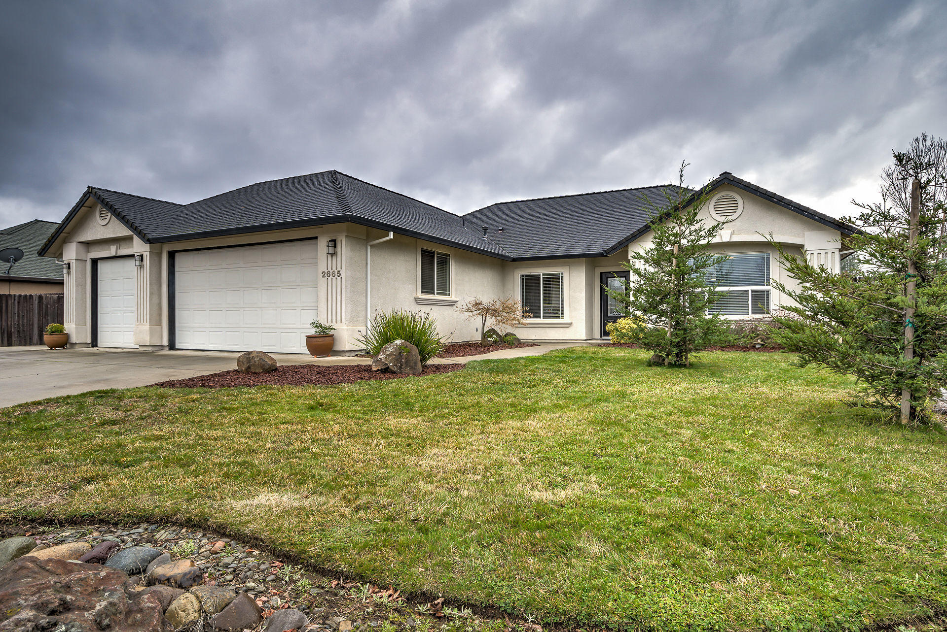 2665 Rhinestone Way Redding, CA 96001 - Photo 3 of 28 2665RhinestoneWayext_008