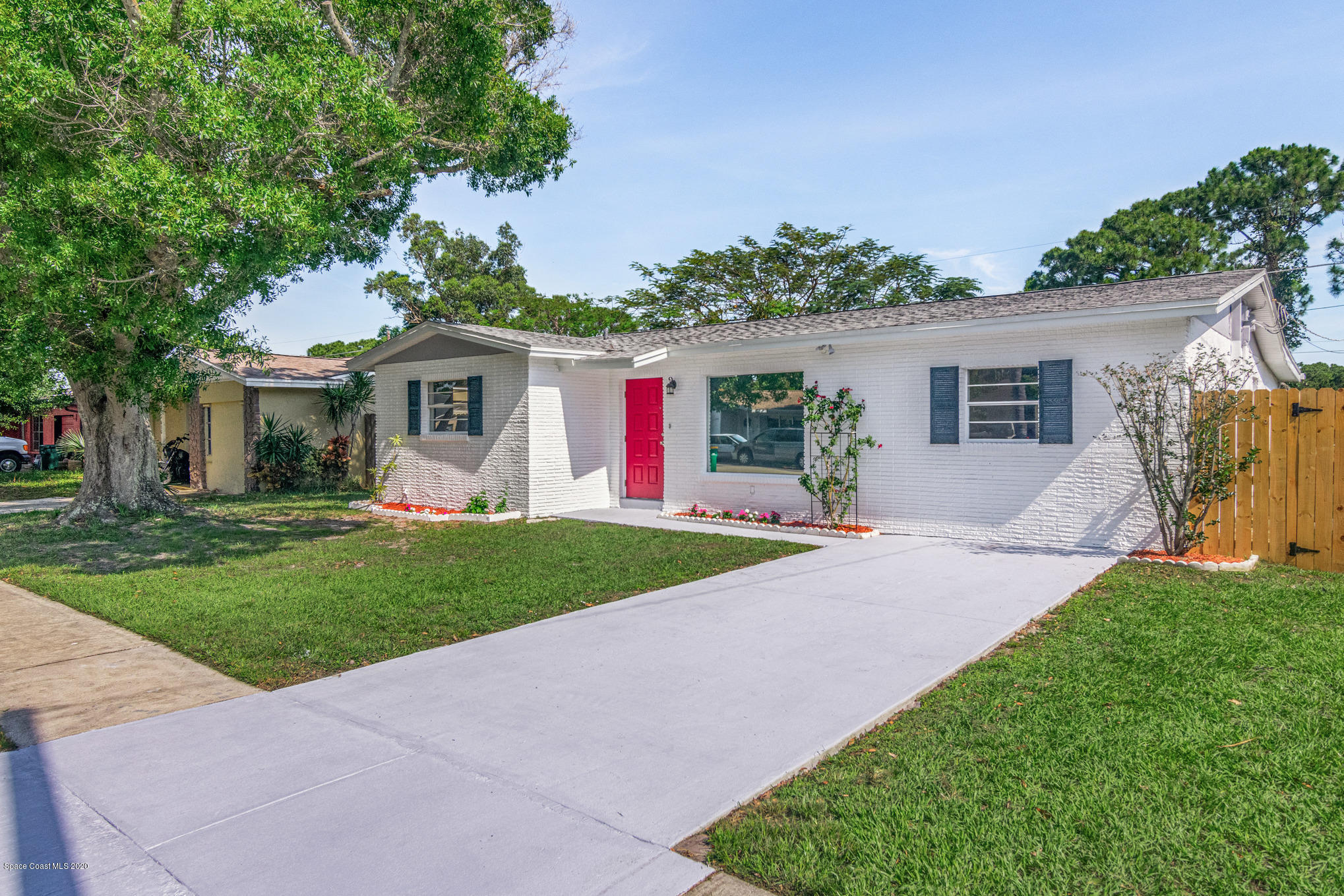 434 Count Street Melbourne, FL 32901 - Photo 2 of 26 a front view of house with yard and green space