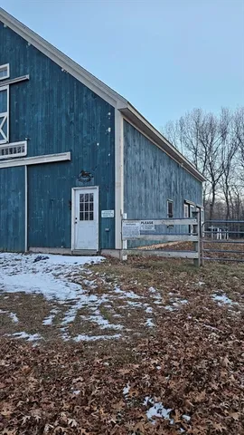 a house view with backyard space