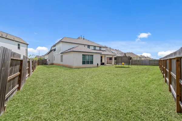 a view of a house with backyard and garden