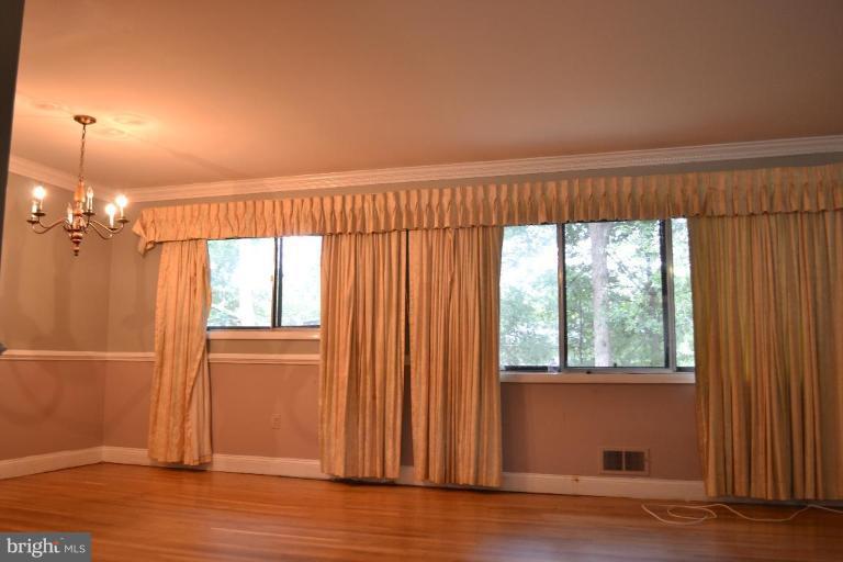 7011 Dolphin Road Lanham, MD 20706 - Photo 11 of 30 Living Room