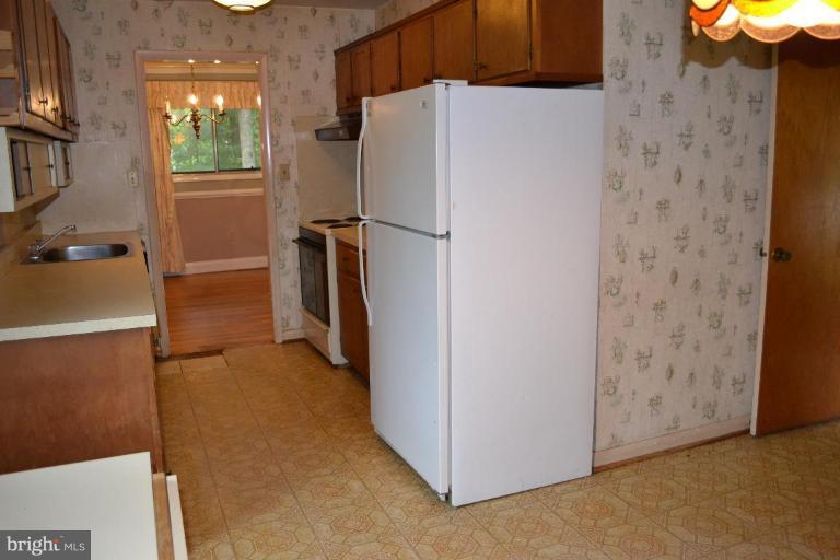 7011 Dolphin Road Lanham, MD 20706 - Photo 15 of 30 Kitchen