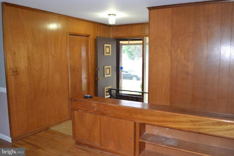 7011 Dolphin Road Lanham, MD 20706 - Photo 10 of 30 Entrance / Foyer