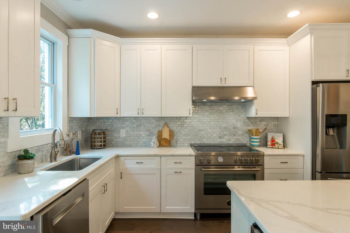 833 Bay Ridge Avenue Annapolis, MD 21403 - Photo 11 of 43 Kitchen with Quartz Countertops, Convection Stove