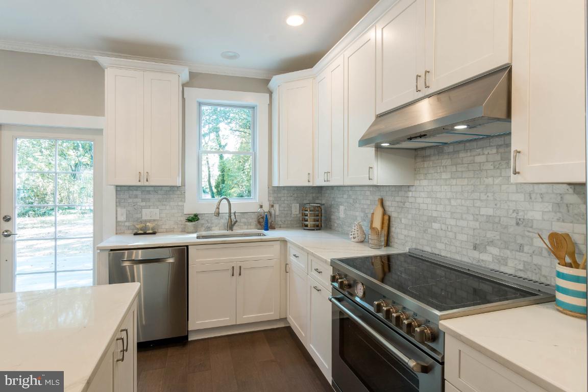 833 Bay Ridge Avenue Annapolis, MD 21403 - Photo 12 of 43 Kitchen with Quartz Countertops, Convection Stove