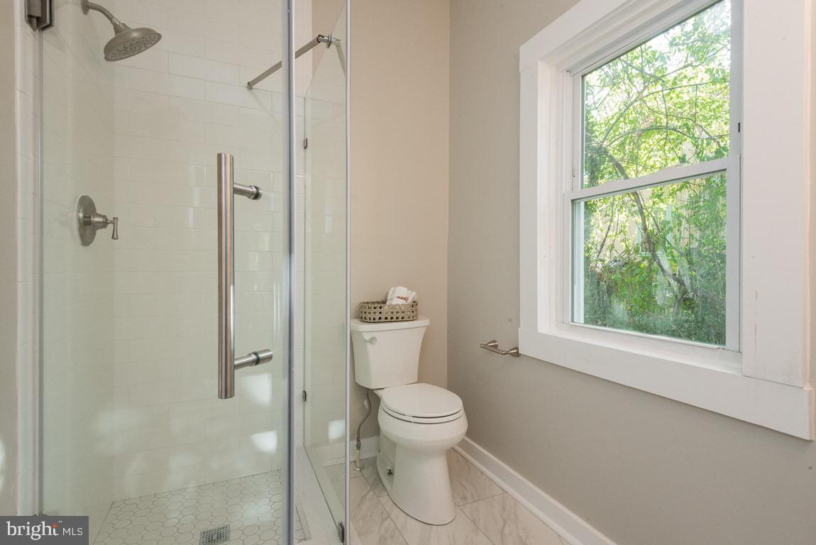 833 Bay Ridge Avenue Annapolis, MD 21403 - Photo 15 of 43 Main Level Bathroom
