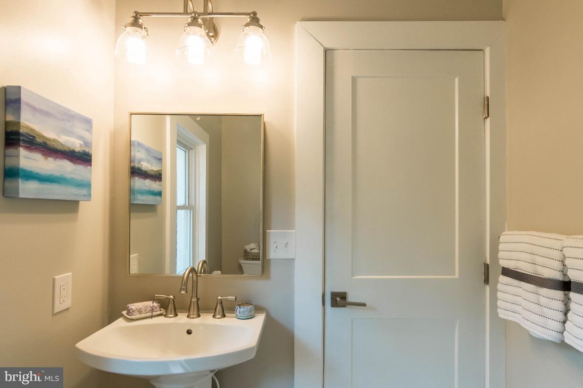 833 Bay Ridge Avenue Annapolis, MD 21403 - Photo 16 of 43 Main Level Full Bathroom