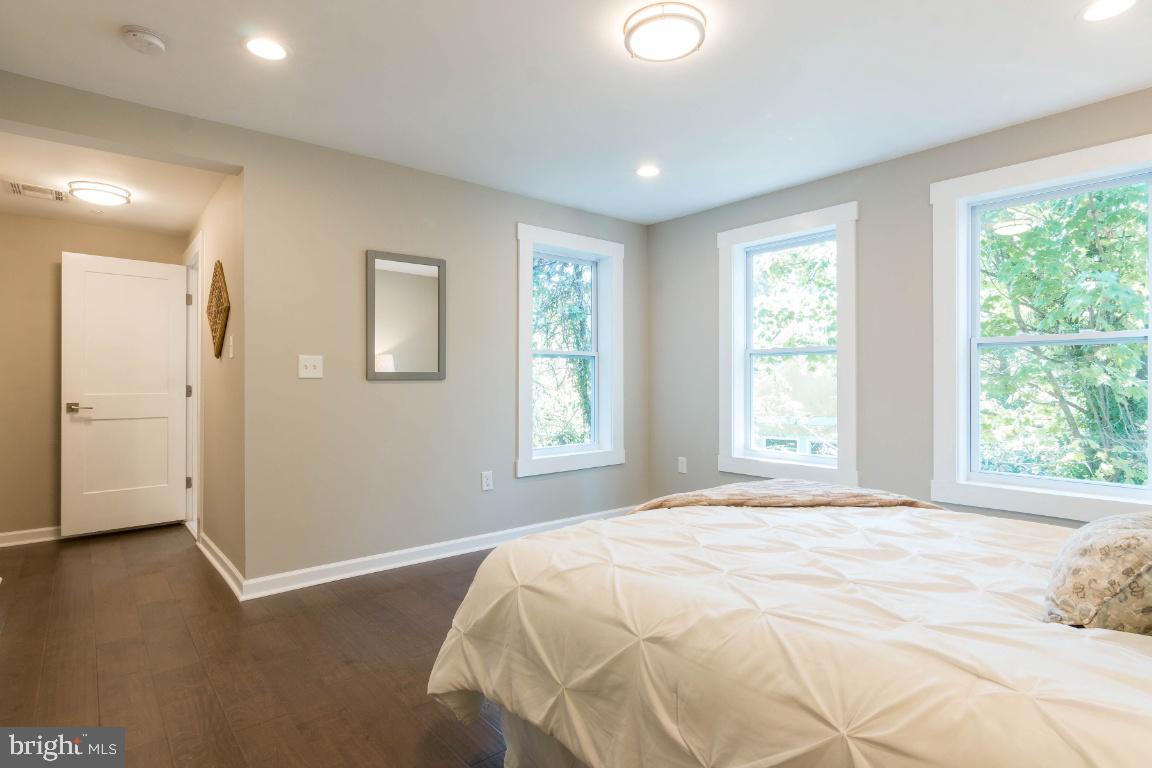 833 Bay Ridge Avenue Annapolis, MD 21403 - Photo 21 of 43 Master Bedroom