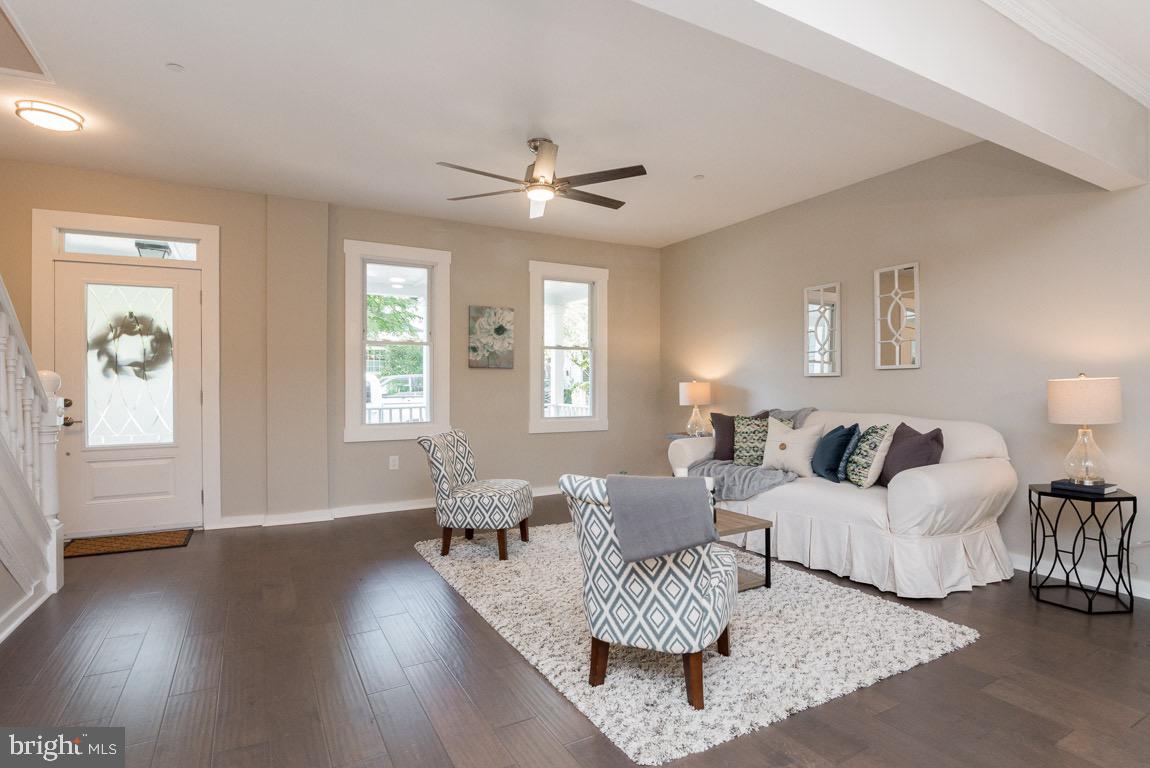 833 Bay Ridge Avenue Annapolis, MD 21403 - Photo 3 of 43 Living Room