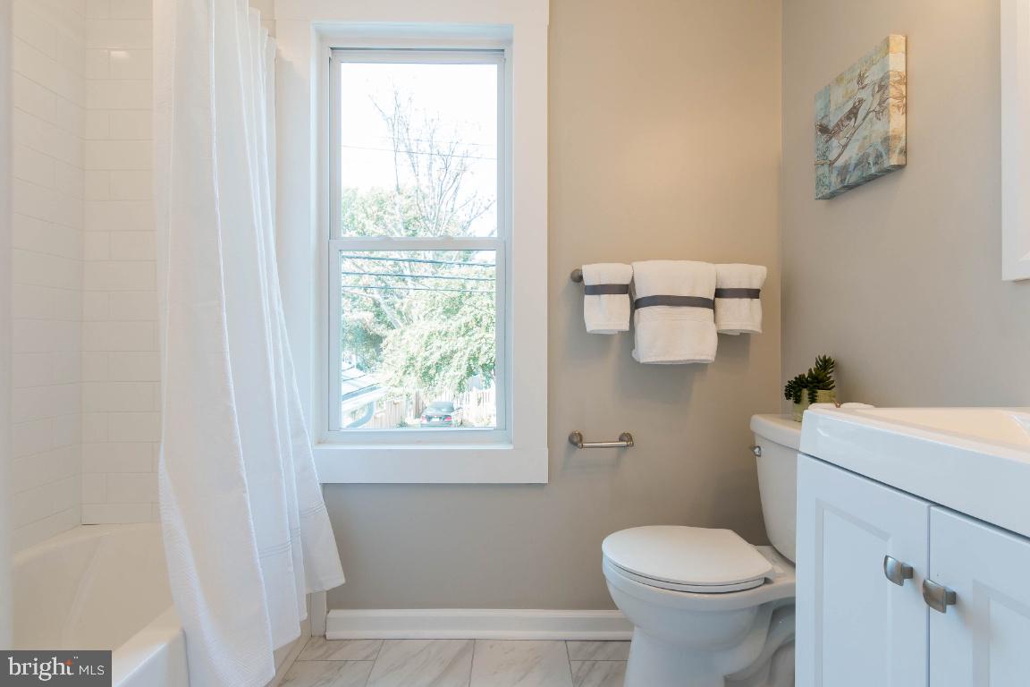 833 Bay Ridge Avenue Annapolis, MD 21403 - Photo 32 of 43 Hall Bathroom