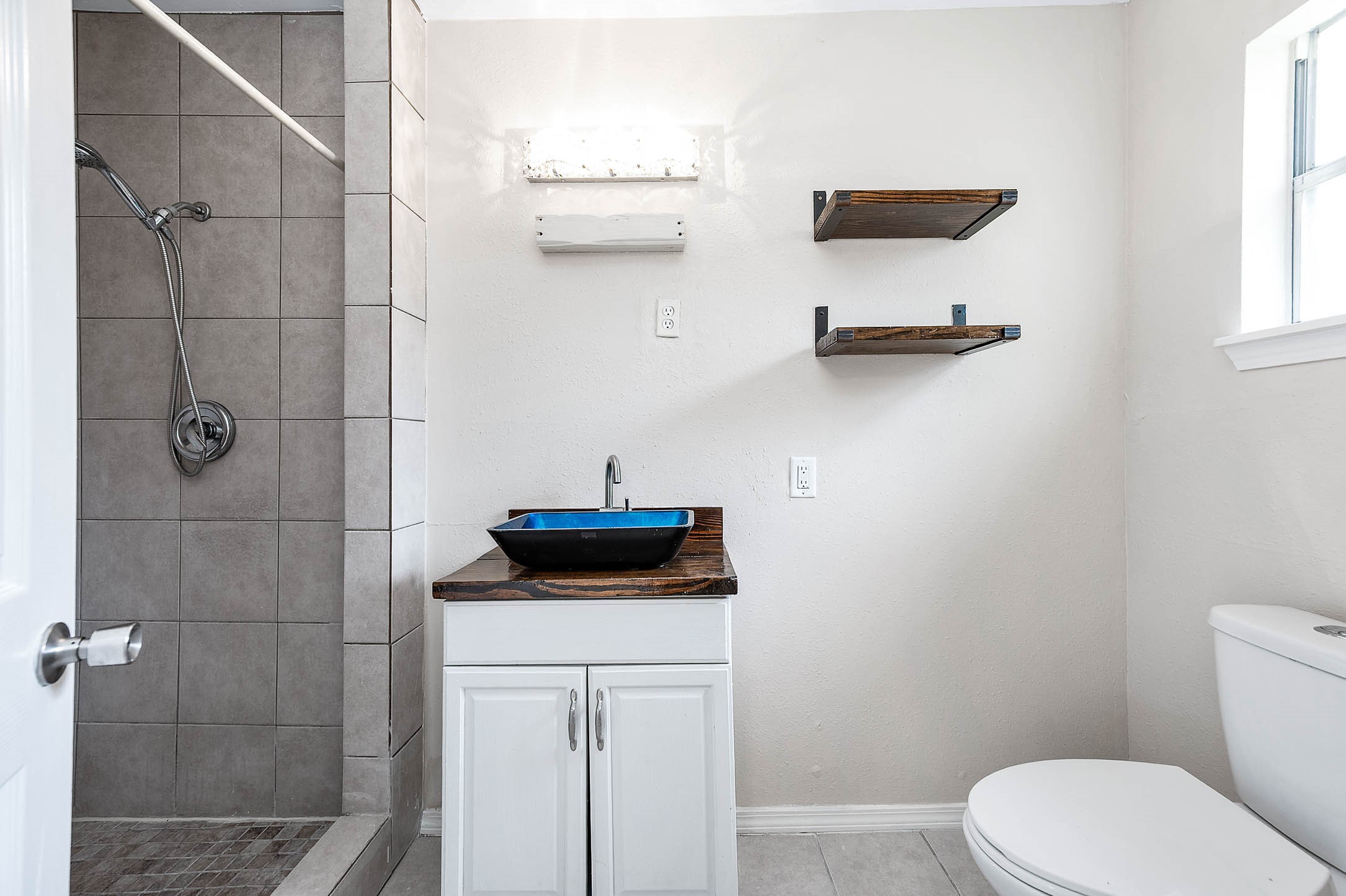 915 West Primrose Meadows Circle Pearland, TX 77584 - Photo 17 of 31 a bathroom with a toilet and a sink