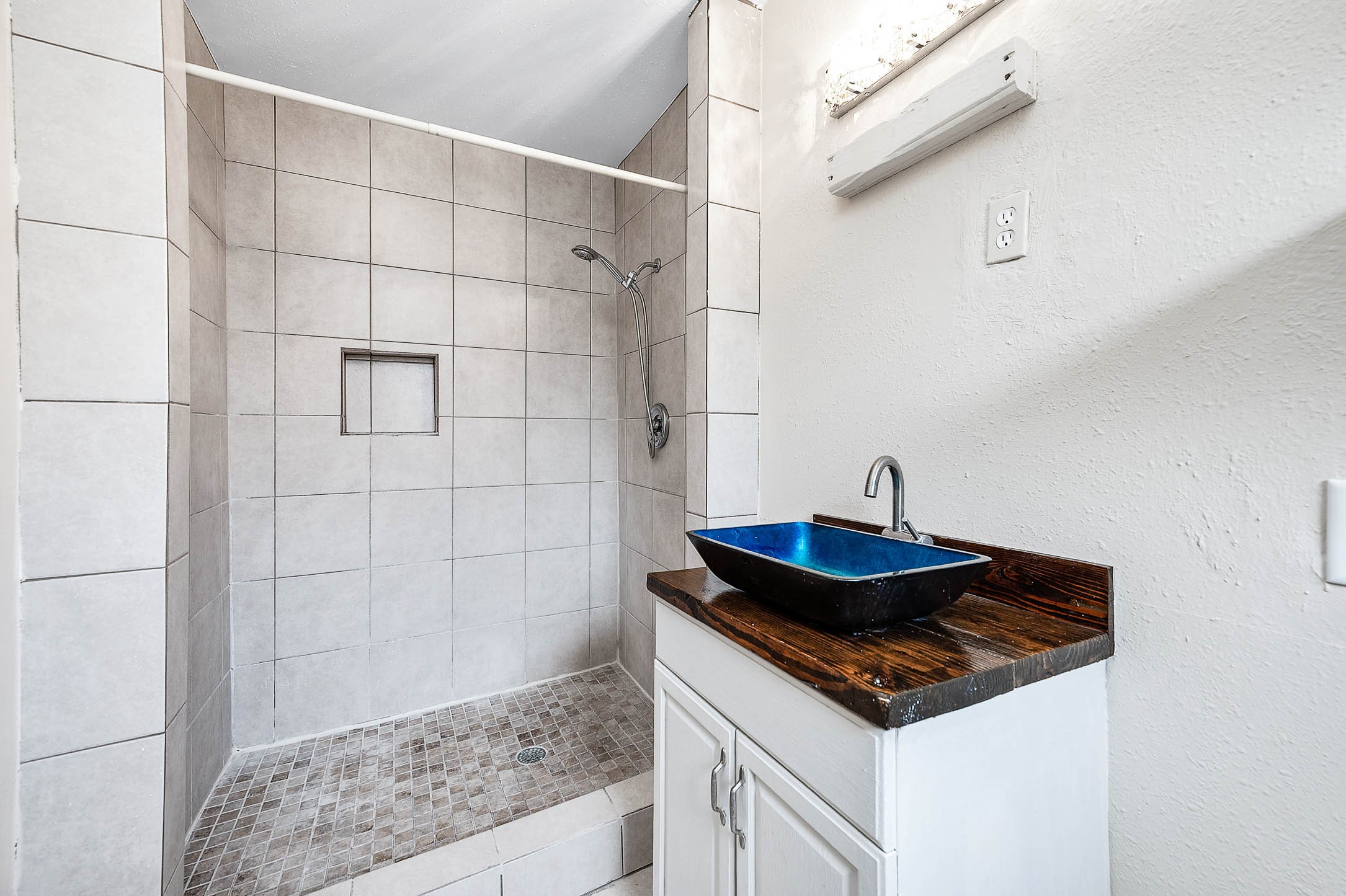 915 West Primrose Meadows Circle Pearland, TX 77584 - Photo 18 of 31 a bathroom with a sink and a mirror