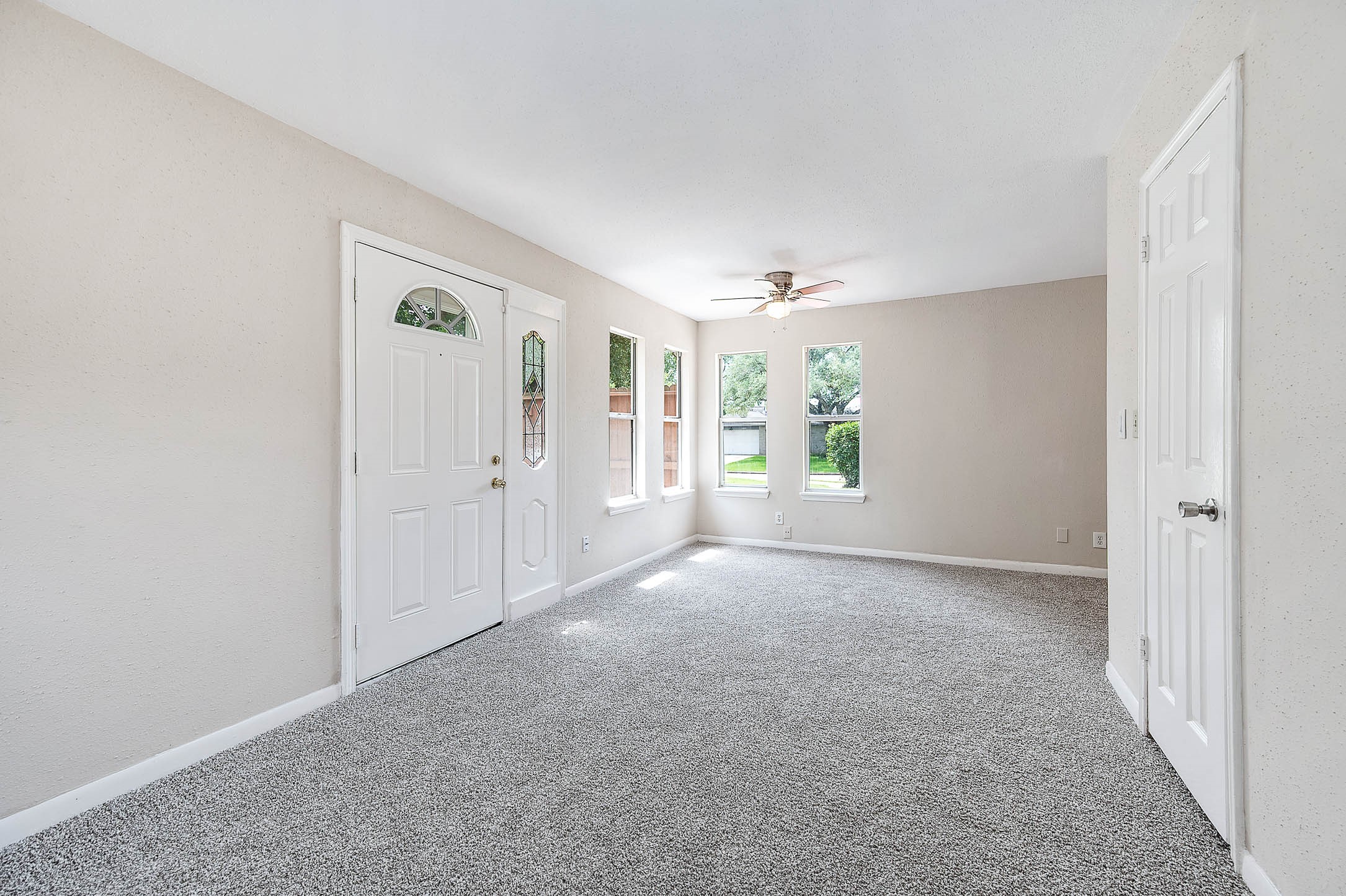 915 West Primrose Meadows Circle Pearland, TX 77584 - Photo 19 of 31 an empty room with windows and closet