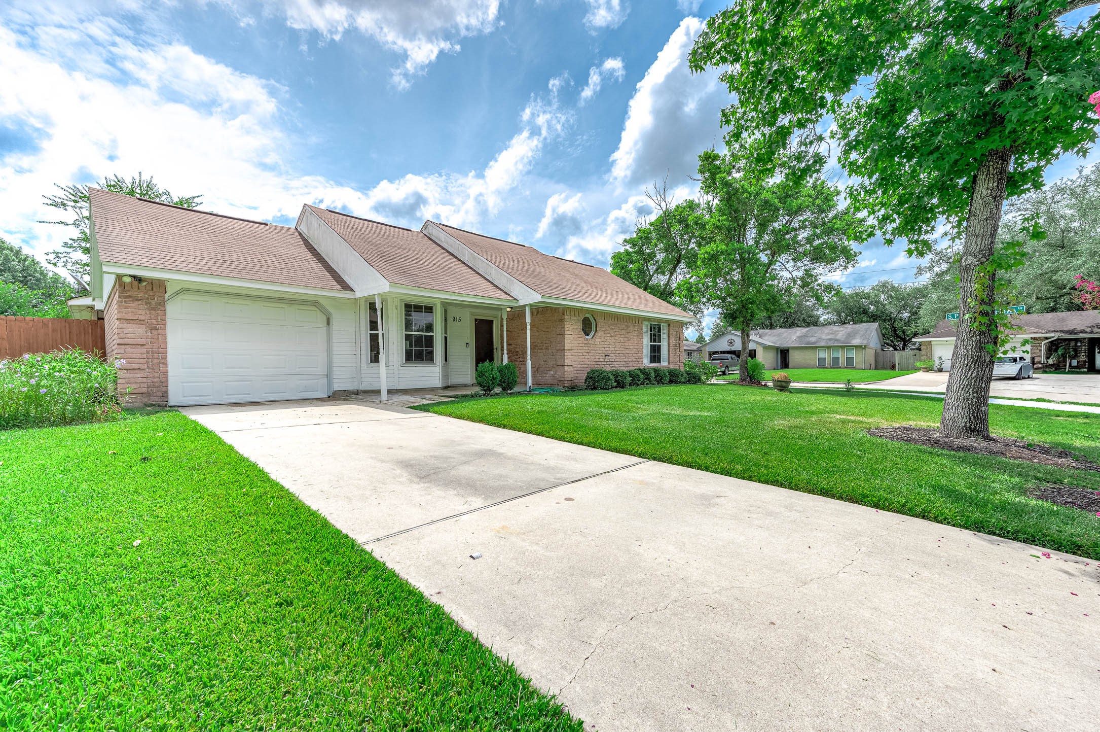 915 West Primrose Meadows Circle Pearland, TX 77584 - Photo 2 of 31 a front view of a house with a garden and yard