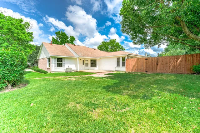 a view of house with a yard