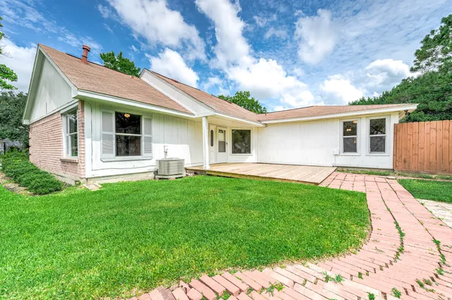 a view of a house with a backyard