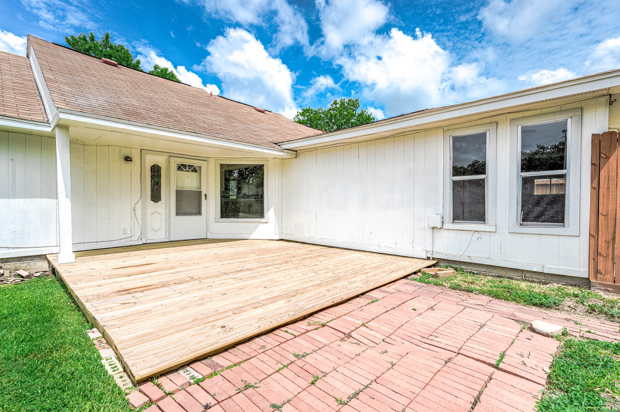 915 West Primrose Meadows Circle Pearland, TX 77584 - Photo 27 of 31 a house with trees in the background
