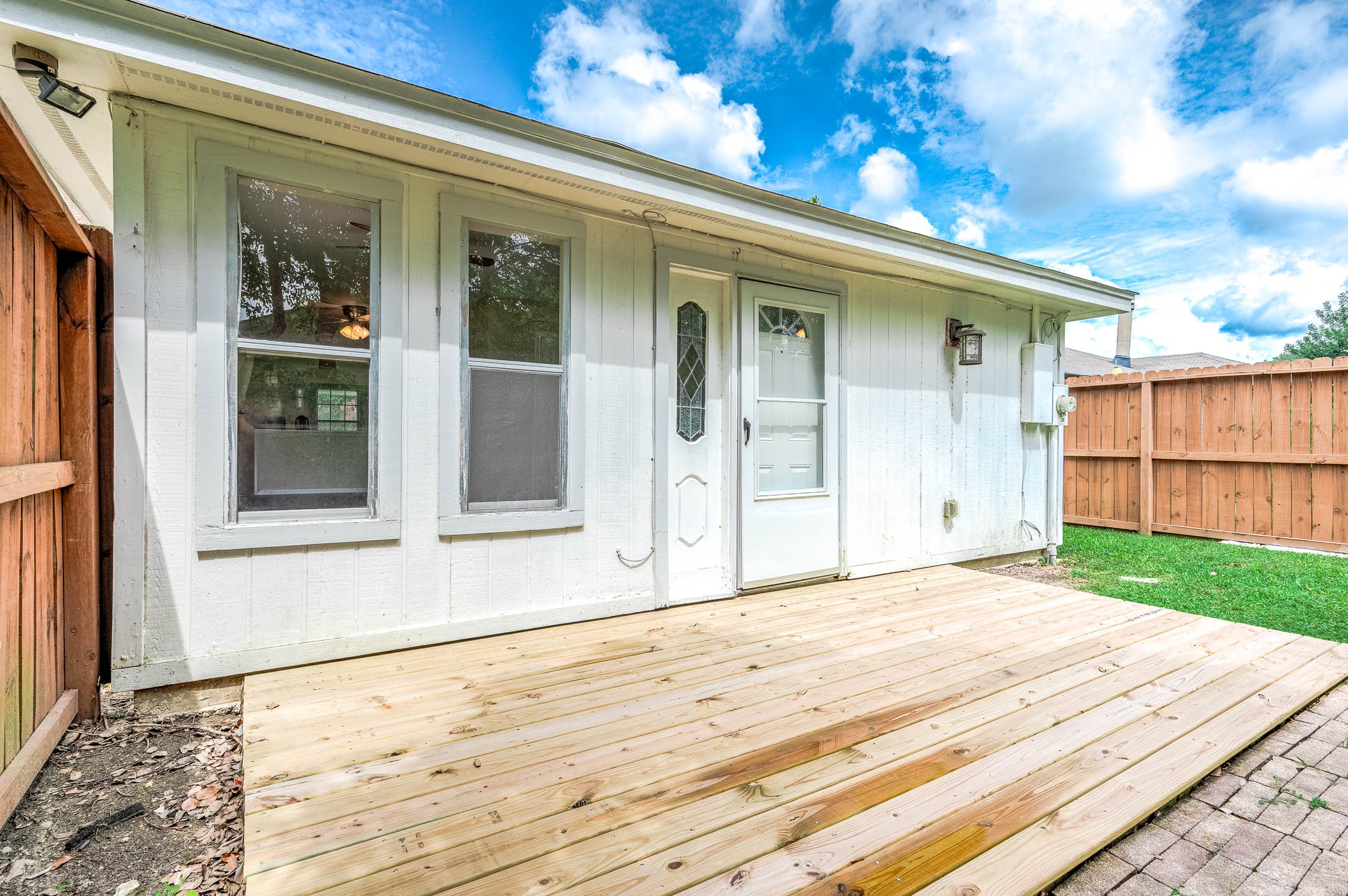 915 West Primrose Meadows Circle Pearland, TX 77584 - Photo 28 of 31 a view of a backyard of a house