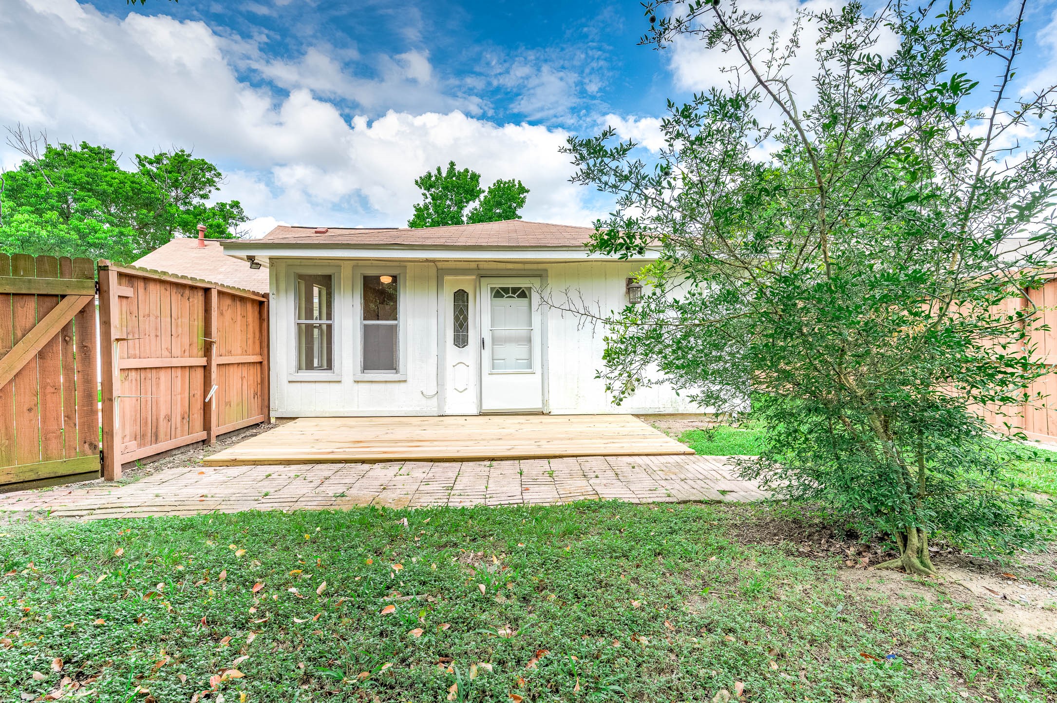 915 West Primrose Meadows Circle Pearland, TX 77584 - Photo 29 of 31 a view of a house with a yard