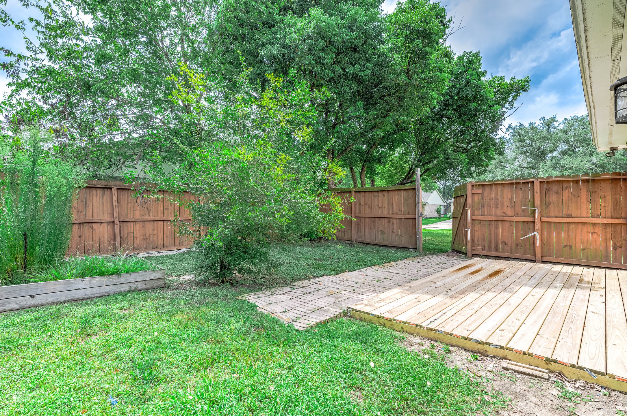 915 West Primrose Meadows Circle Pearland, TX 77584 - Photo 31 of 31 a backyard of a house