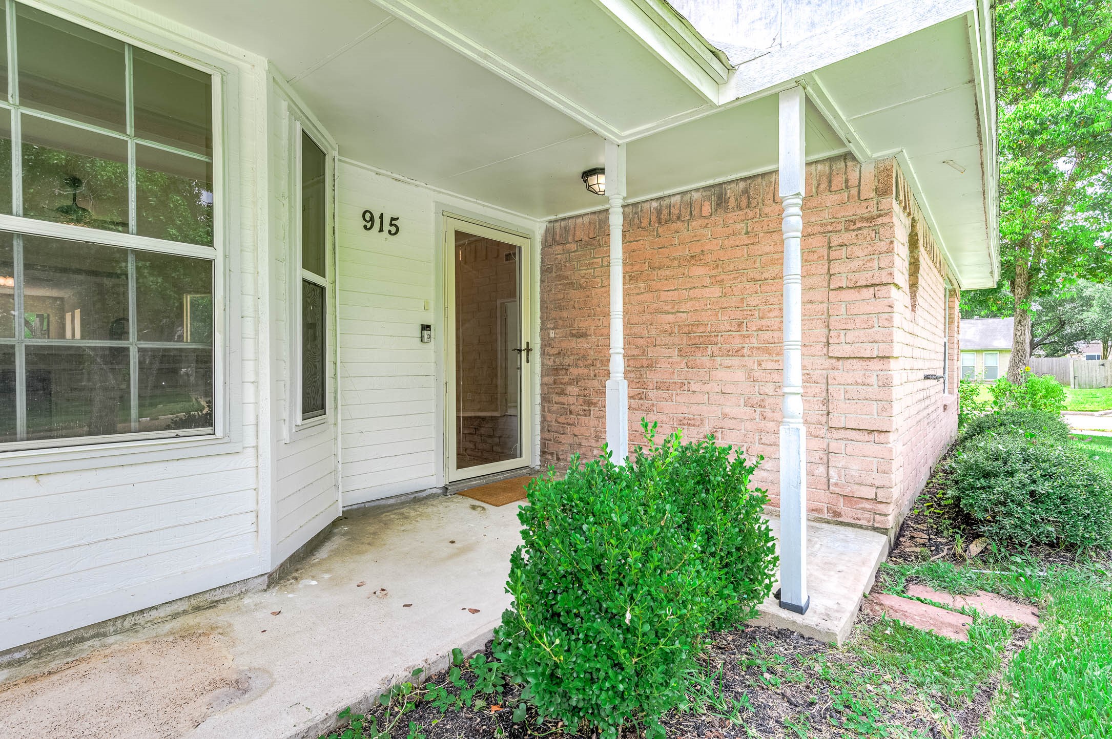 915 West Primrose Meadows Circle Pearland, TX 77584 - Photo 4 of 31 a view of front door and yard