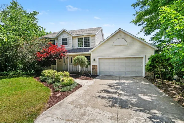 $549,000 | 1090 Cumberland Avenue Southeast, Lowell, MI 49331