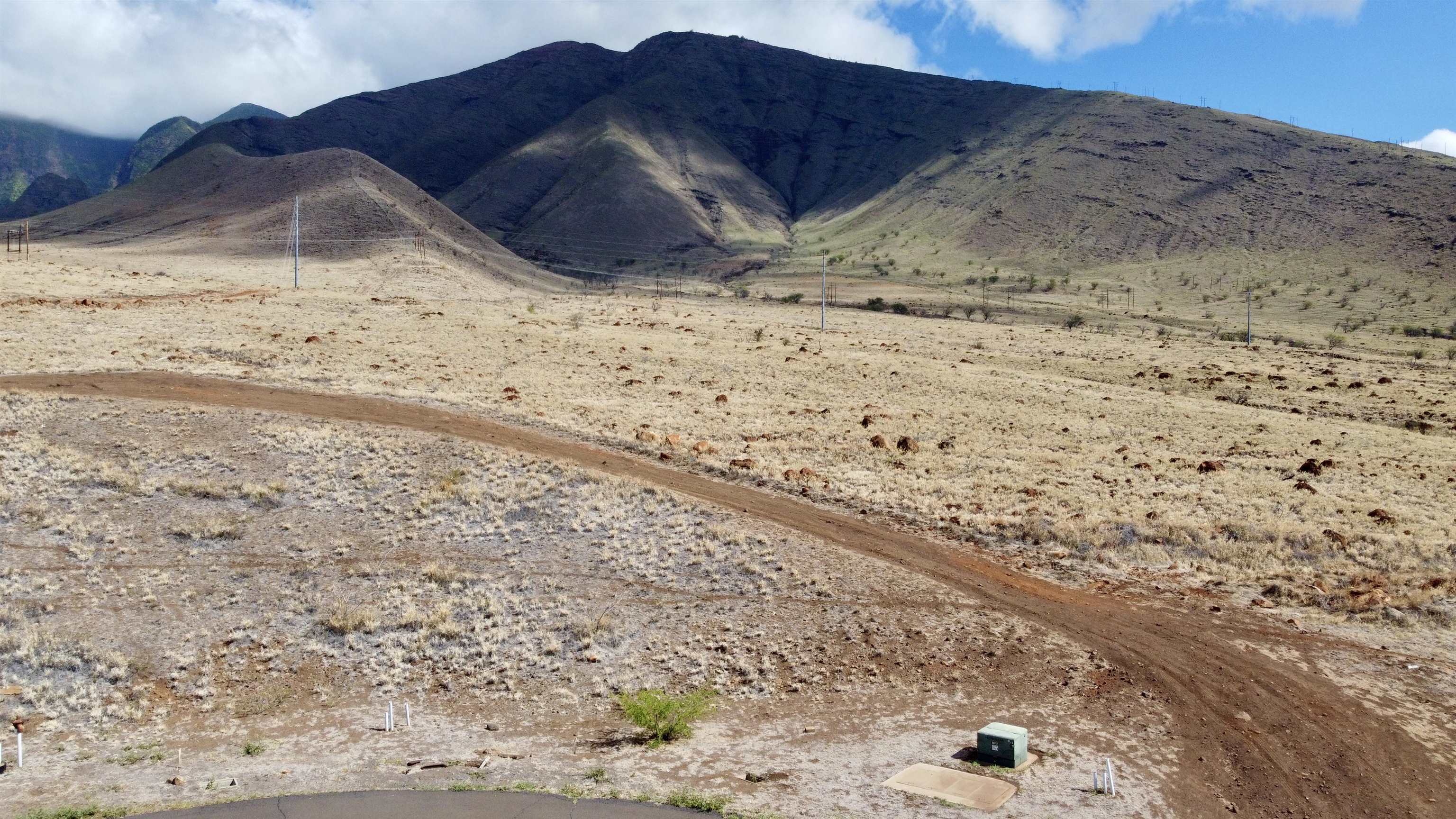 Pohaku Aeko Street, Unit 31A Lahaina, HI 96761 - Photo 6 of 14 a view of a dry yard with wooden fence