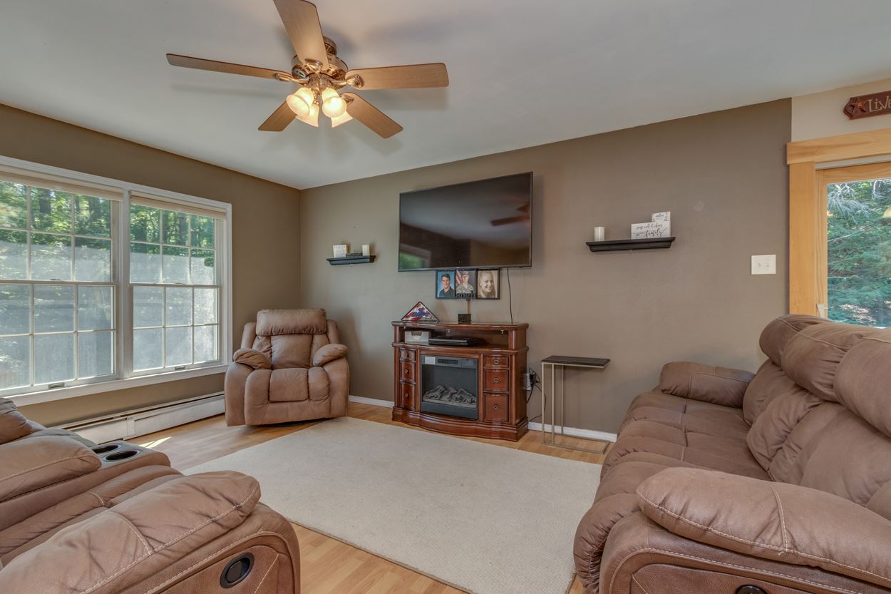 272 Middle Road Deerfield, NH 03037 - Photo 8 of 27