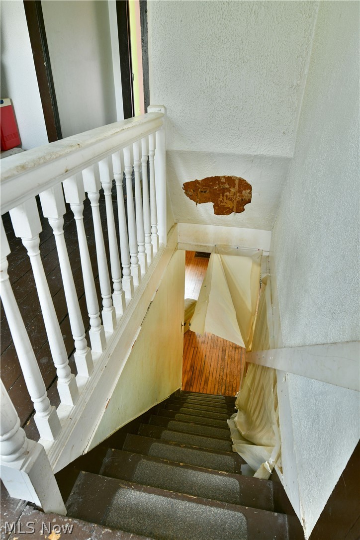 5013 King-Graves Road Vienna, OH 44473 - Photo 30 of 50 Stairway featuring a textured wall