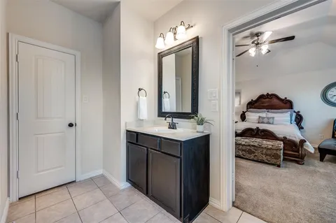 a en suite bathroom with a double vanity sink and a mirror