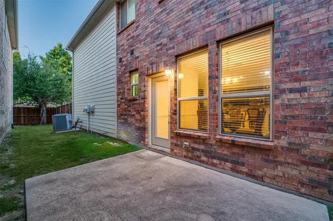 a view of a house with backyard and porch
